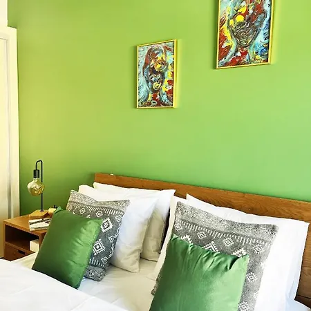 Cozy Downtown 4 *
