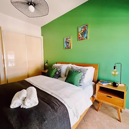 Cozy Downtown 4 *