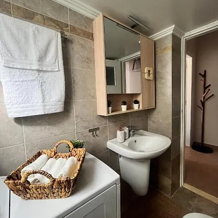 Cozy Downtown 4 *